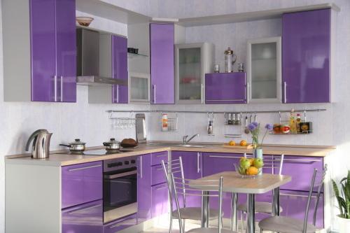 Nježna shema lila boje u unutrašnjosti kuhinje stvara osjećaj udobnosti i donosi mir