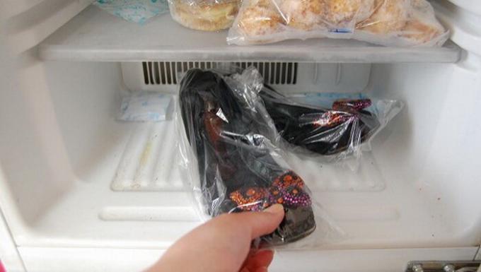 Zamrzavanje cipela u hladnjaku. oglas