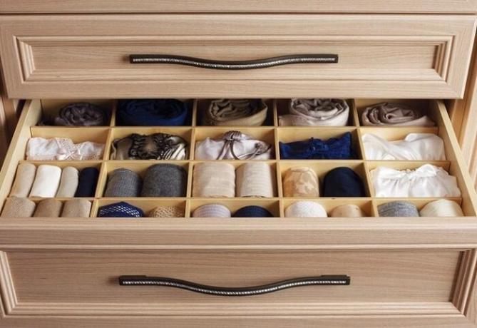 U okvir, možete napraviti posebne separatore za različite vrste rublje, čarape, tajice. / Foto: berkem.ru