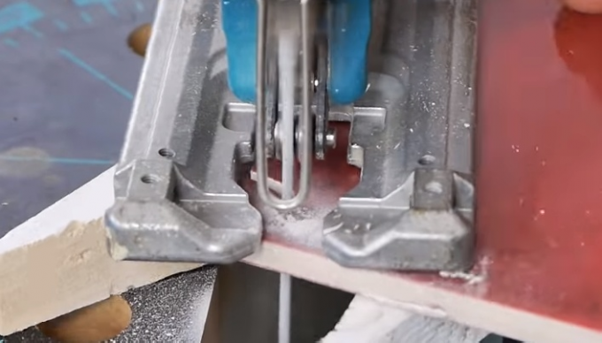 S volfram noževima za običnog pila za metal može napraviti oblikovanih izrezi na keramičkim pločicama 