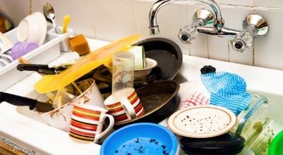 Umivaonik nemarne domaćice uvijek je posut prljavim posuđem, baš kao na ovoj fotografiji.