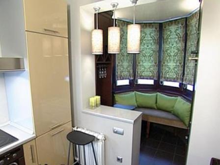 Kuhinja u kombinaciji s balkonom daje dodatni prostor za stol za blagovanje ili prostor za sjedenje.