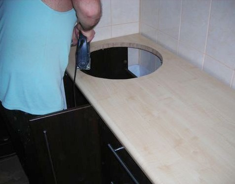 Pažljivo izrežite rupu za sudoper.