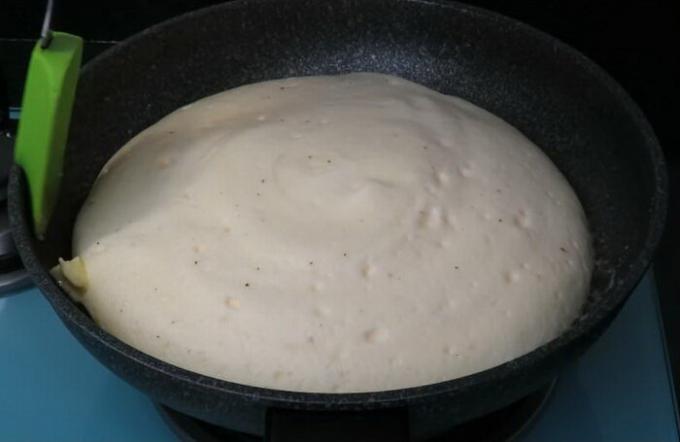 Nakon - dodajte komadiće maslaca u tavi i pržite još minutu omlet bez poklopca.