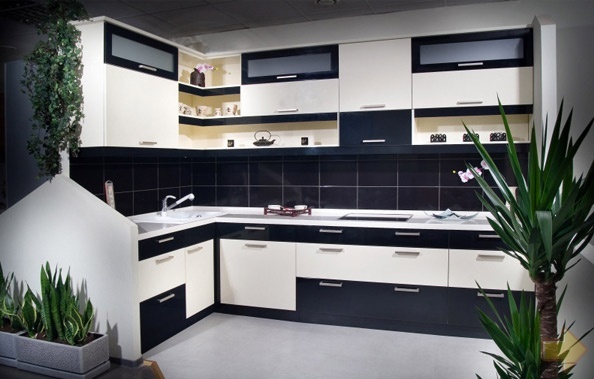 Kutna crno-bijela kuhinja - svježe note u strogim interijerima