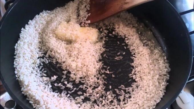 Prije kuhanja riža može se prže u tavi ili u tavi.
