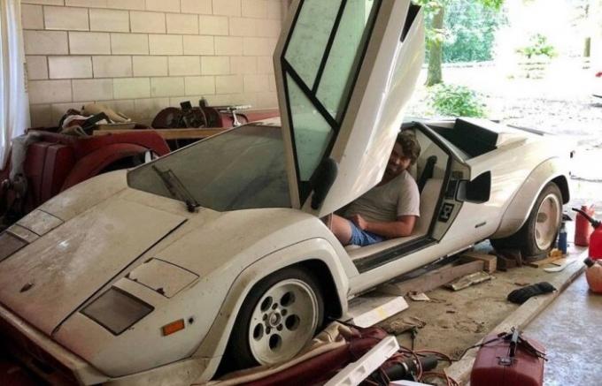 Unuk je uklonjen u garaži njegove bake i pronašao Lamborghini Countach