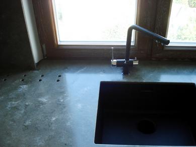 Ploča stola je prozorska daska s ugrađenim sudoperom i otvorima za konvekciju zraka.
