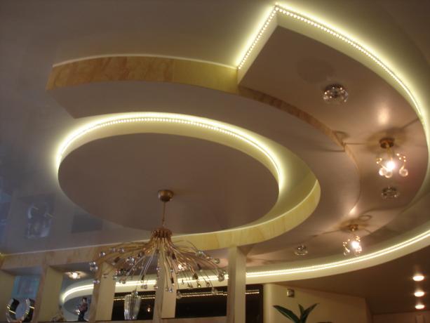 Moderna kombinacija rastezljivih i stropnih stropova