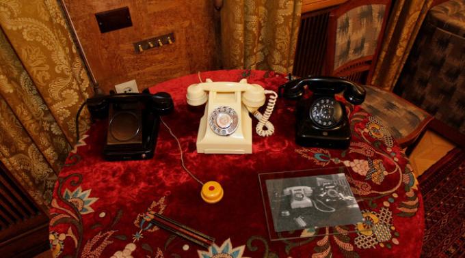 Telefoni, koje su obrubljene sa vrtnim voditelja (Dacha u Kuntsevo). | Foto: gazeta.ru.