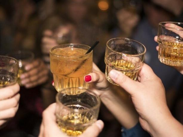 Znanstvenici su identificirali nekoliko glavnih uzroka hrkanja i alkohol - jedan od njih. / Foto: fakty.uaReklama. 