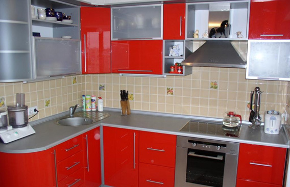 crvene kuhinje u unutrašnjosti