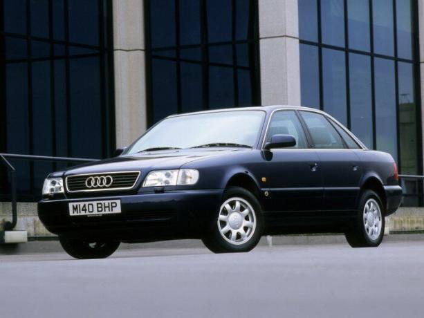 Audi A6 ne može pohvaliti karizmom kao Mercedes-Benz W124 i BMW E34, ali to je još jedan pouzdan njemački auto od 90-ih godina. | Foto: autoevolution.com.
