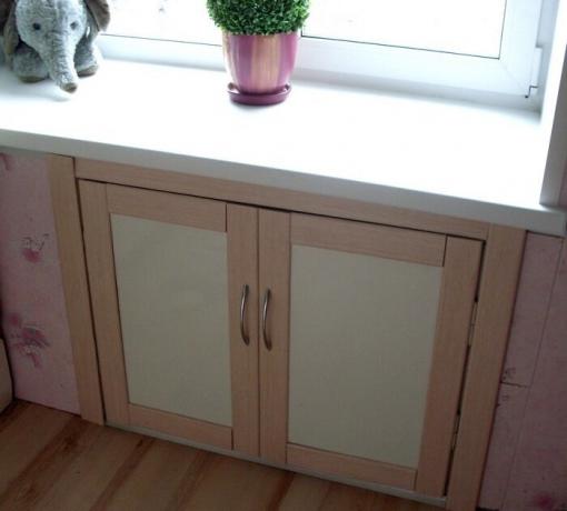 „Hruščov hladnjak” ispod prozora u kuhinji.