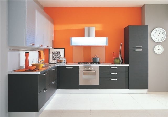 Narančasta s crnom, ali u tako neobičnom rješenju - samo narančastim zidovima, prostor je vodoravno podijeljen u dvije skladno kombinirane komponente