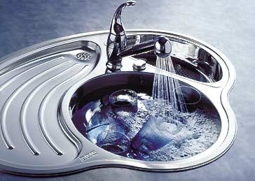 Neobičan dizajn kutnog sudopera od nehrđajućeg čelika