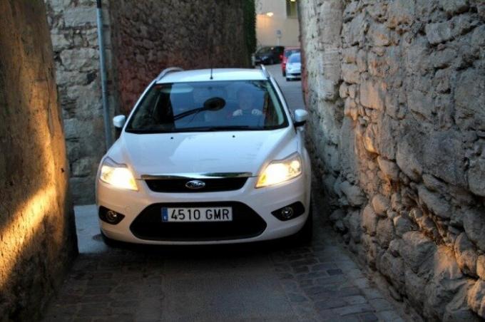 Vozač Forda jedva ušulja kroz uske ulice Girona Španjolskoj. | Foto: chambersarchitects.com.