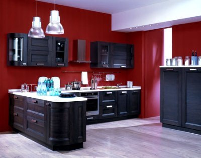 Kombinacija smeđe boje u unutrašnjosti kuhinje s bijelom i bogatom crvenom