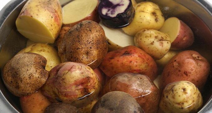 Pokušajte tijekom gnječenje miješati različite vrste krumpira.