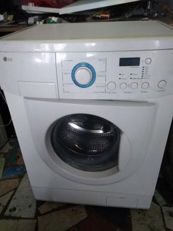 Opći pogled na stroj za pranje rublja