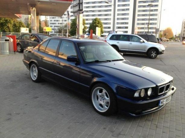 BMW serije 5 se smatra „standardni” auto za gangstera iz 90-ih godina. | Foto: youtube.com. oglas
