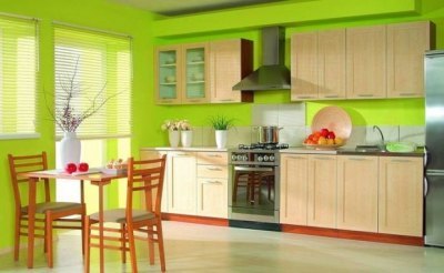 Kombinacija svijetlozelene boje u unutrašnjosti kuhinje s kontrastnim crvenim detaljima