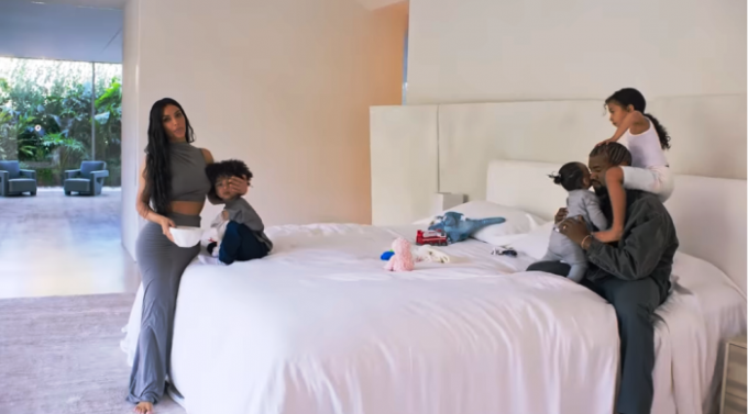 Kim Kardashian i reper Kanye West s djecom u jednoj od spavaćih soba. | Foto: youtube.com.