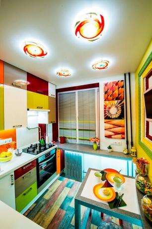 Mnogo svijetle boje u unutrašnjosti kuhinje.