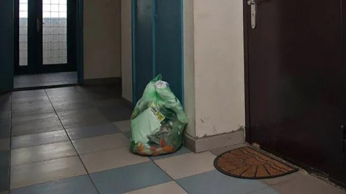 Umnichka žena, sise odbijeno susjedi stoje vrećicu smeća u zajedničkom hodniku, sada se otpad ne miriše!