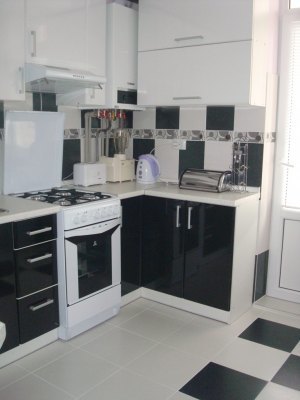 Crno-bijeli kuhinjski pod s dizajnom šahovnice