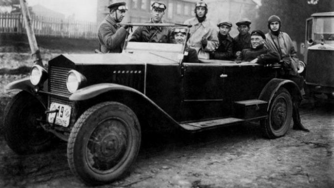 Automobil je bio luksuz prije rata.