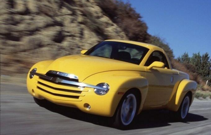 Pickup-kabriolet Chevrolet SSR izdao rok kratak, od 2003. do 2006. godine. | Foto: cheatsheet.com.