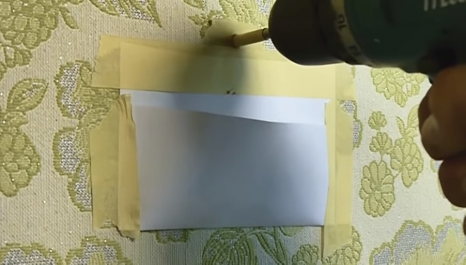 Pocket od papira i samoljepljiva traka će zaštititi pozadina od prašine koja nastaje pri bušenju 