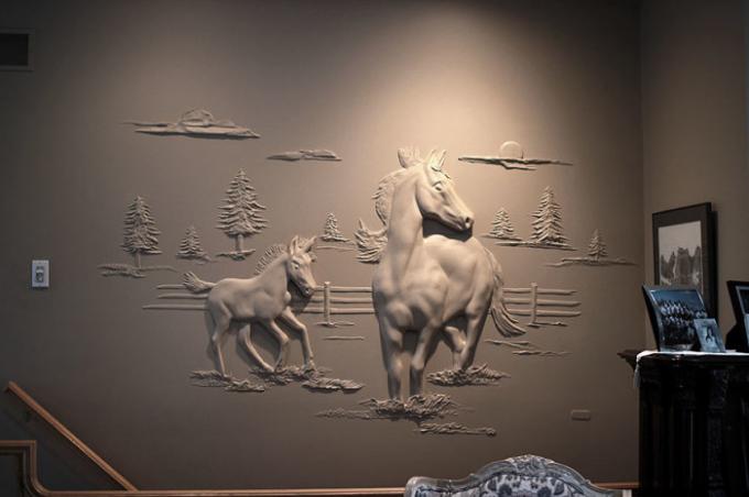 Konj i ždrijebe frolicking ukrasiti jedan od zidova u dnevnom boravku. | Foto: pinterest.com.