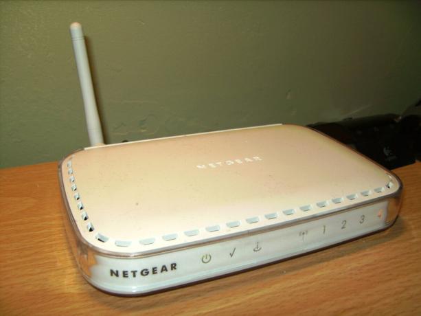  https://upload.wikimedia.org/wikipedia/commons/3/3b/Netgear-DG834G-Router.jpg