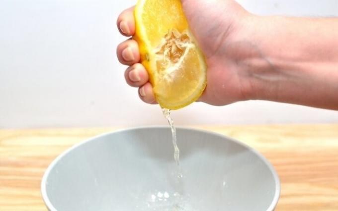 Limunov sok će dodati začin na jelo.