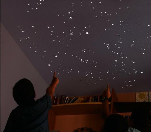 Napravite zvjezdano nebo na stropu. Fantazija pored tebe.