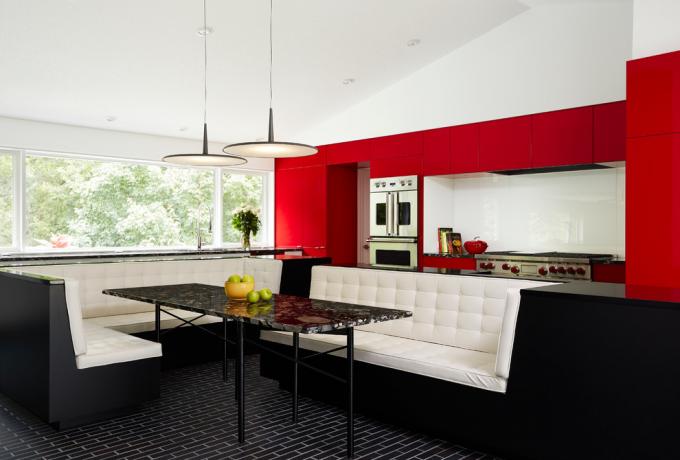 Crveno-bijela kuhinja u privatnoj kući