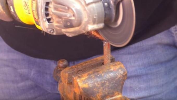 Izbušite rupu i napraviti rez za motorne pile. | Foto: youtube.com.