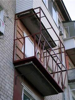 Zastakljivanje i izolacija balkona trebaju se temeljiti na kutnom okviru.