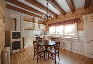 Kuhinja u stilu Provence s drvenim podovima i stropovima s gredama.