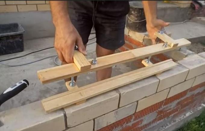 Kako napraviti vlastite ruke uređaj za savršeno ravnu cigle zidane