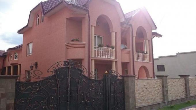Najbogatiji naselje u Ukrajini, gdje ne postoji jedan-kata zgrade.