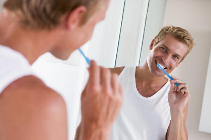 Tuširanja, nemojte zaboraviti da se temeljito očistiti zube. / Foto: static5.depositphotos.com. 