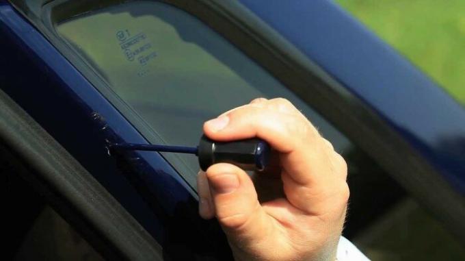 Jednostavan i učinkovit način da biste dobili osloboditi od ogrebotina pod ručkama automobila