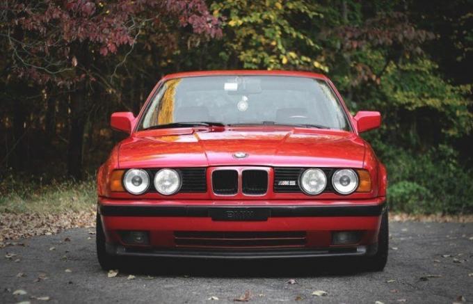  Popularni njemački automobil iz 1990. godine BMW M5 E34 u tijelu. | Foto: youtube.com.