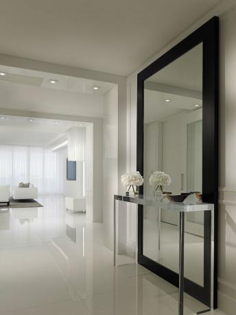 Korištenje ogledala pune visine može sobi dodati svjetlost i volumen.