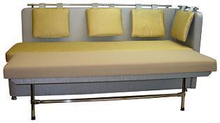 ravna sofa prema kuhinji