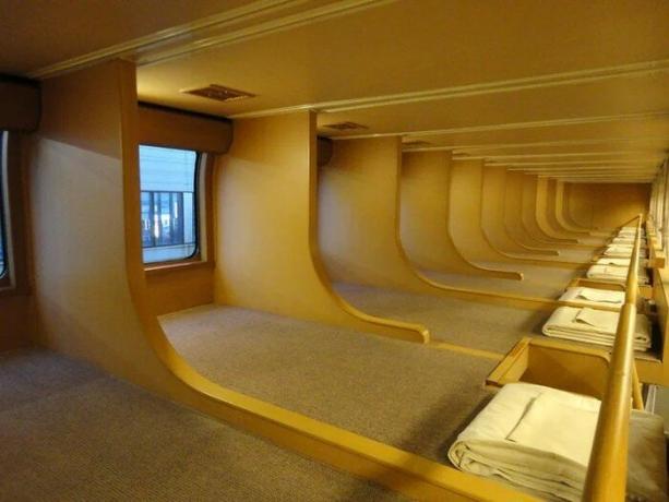 Neobične kreveta na kat u spavaćoj automobila u Japanu. 