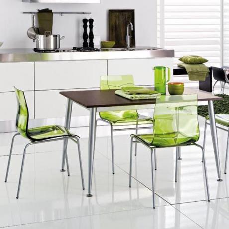 Svijetli detalji za preobrazbu interijera - zelene stolice za kuhinju, posuđe u boji 